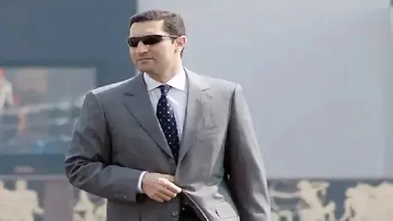 علاء مبارك يوجه انتقادات لفنانين مصريين لارتدائهم ملابس نسائية