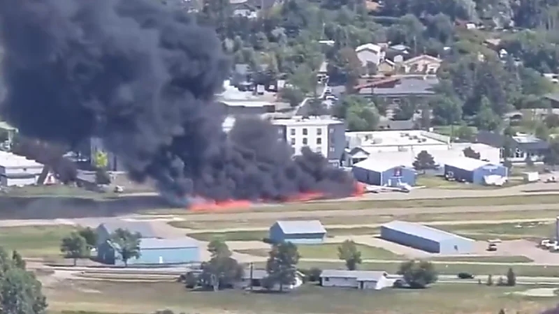 حادث طائرتين في مطار كاليسبيل بمونتانا يخلف حريقًا وجروحًا طفيفة للركاب .. فيديو