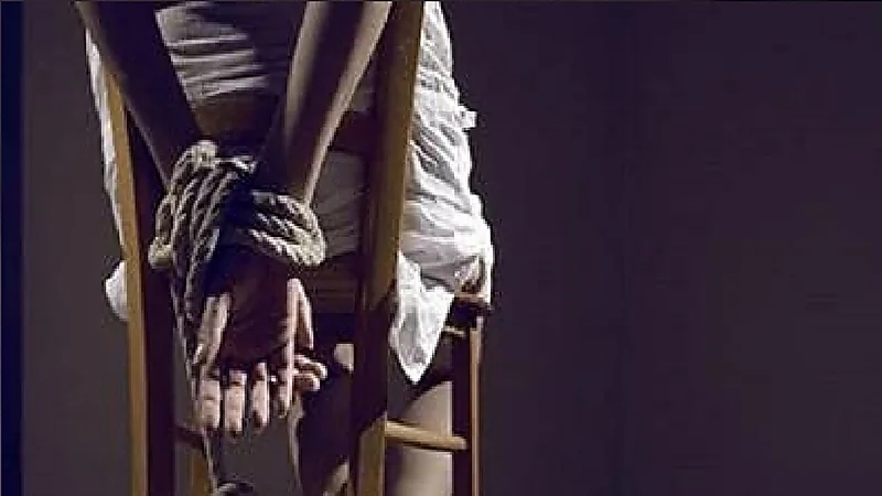 فتاة تلجأ لمجرم لاختطافها بطريقة أفلام هوليود