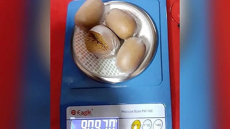 رجل يخبأ كيلو ذهب داخل "جسمه"