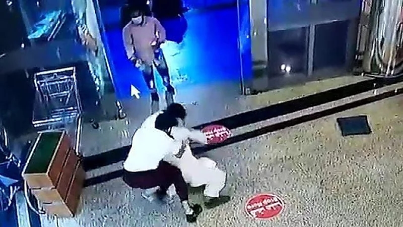 بالفيديو.. حارسي أمن يكشفان تفاصيل جديدة بشأن تحرش وافد بفتاة داخل مول بحائل