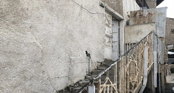 ناحر بناته بمكة يمثل جريمته في موقع الحادث