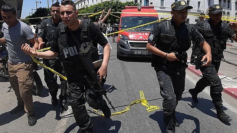 شاب تونسي يحاول إحراق رجال الأمن