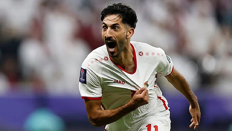 يزن النعيمات يخطف الأنظار بغنائه في حفل استقبال لاعبي الأردن .. فيديو