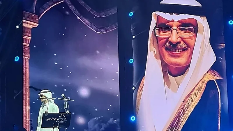 عايض يرثي الأمير الراحل بدر بن عبدالمحسن بقصيدة "تخيل" خلال حفله بالكويت .. فيديو