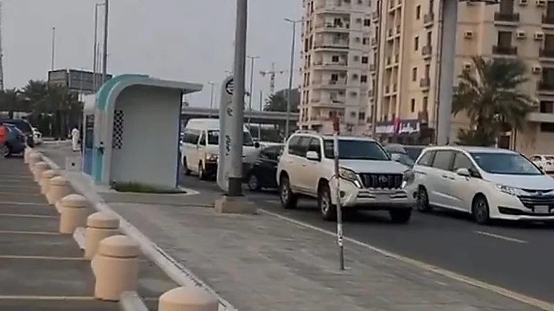 فتاة تتسبب في ازدحام مروري بسبب حيرتها .. فيديو