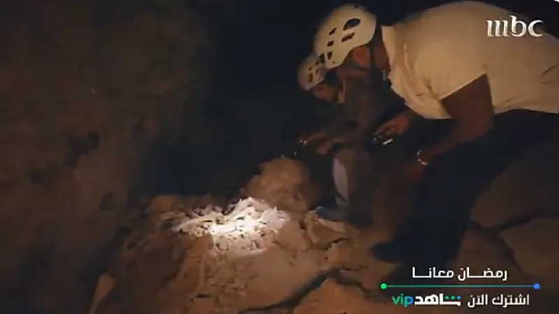 شاهد.. " الشقيري " يعثر على عظام وجمجة محنطة داخل كهف