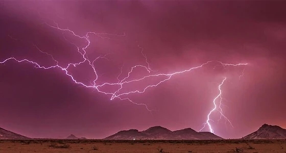 بالصور.. البروق ترسم لوحة فنية رائعة على جبال قطن غرب القصيم