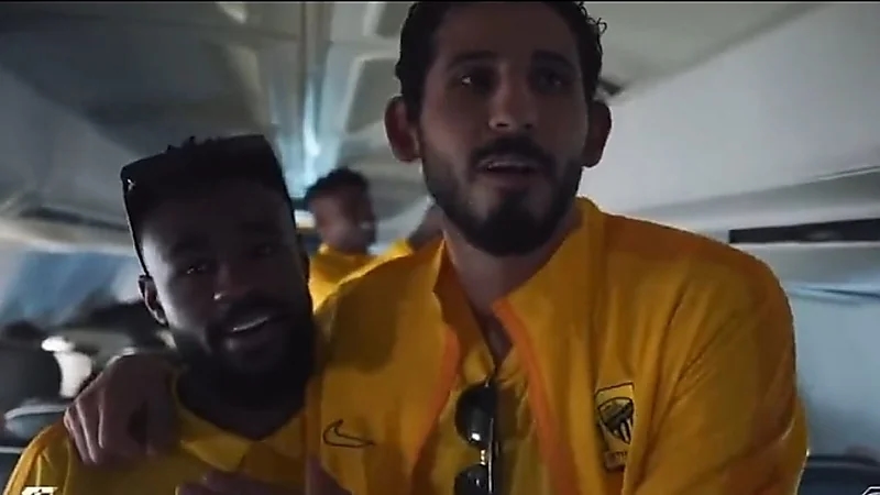 حجازي يمازح مهند شنقيطي قبل مواجهة أجمك .. فيديو