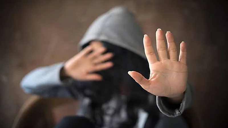 بالفيديو.. سائق ميكروباص يتحرش بطالبة