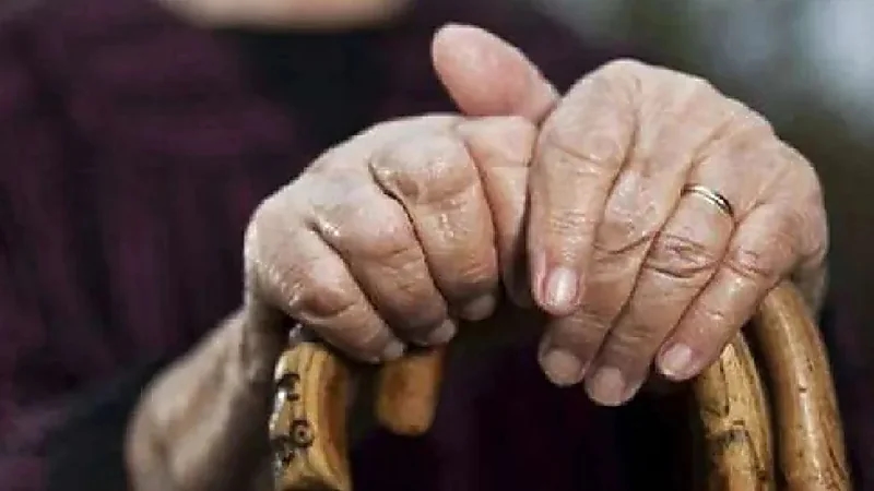 القبض على شاب اغتصب والدته المسنة بالقوة