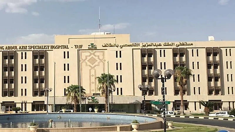 فريق طبي بالطائف ينجح في استئصال ورم من يد مقيم 