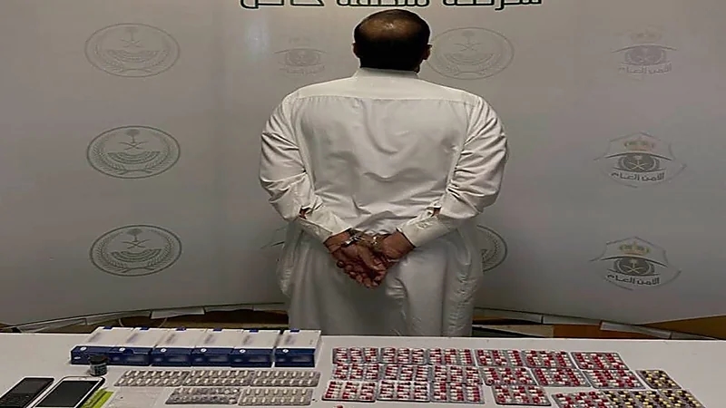 الإطاحة بمواطن لترويجه أقراصًا خاضعة لتنظيم التداول الطبي بحائل