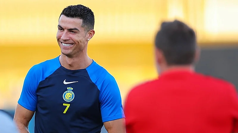 لاعبو النصر يفاجئون رونالدو بعد وصوله لـ 200 مباراة .. فيديو