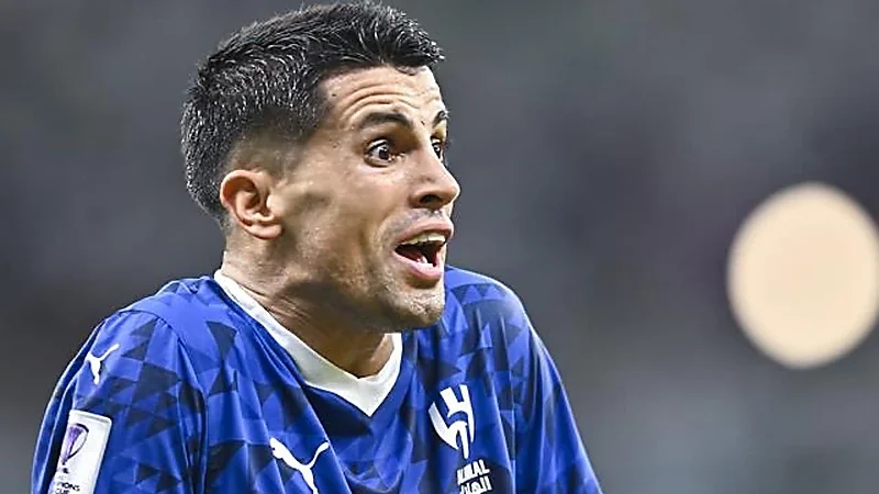 دومينغيز يُلمح: غموض يحيط بمستقبل جواو كانسيلو مع الهلال