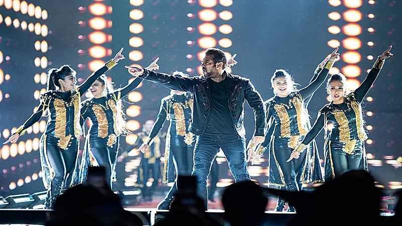 شاهد .. سلمان خان يشعل أجواء المسرح في موسم الرياض