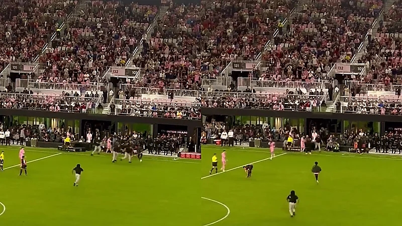 مشجع يقتحم الملعب للوصول إلى ميسي بمباراة إنتر ميامي الودية .. فيديو