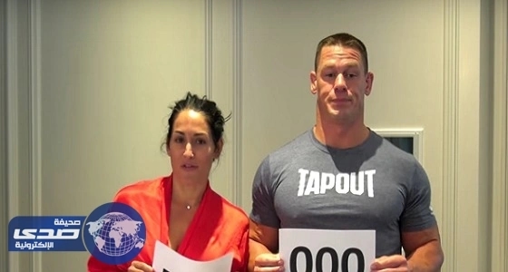 جون سينا يتعرى مع خطيبته في مقطع فيديو