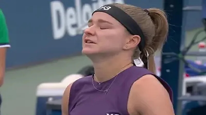 لاعبة تنس تدخل في نوبة بكاء بعد رؤية صديقها السابق.. صور