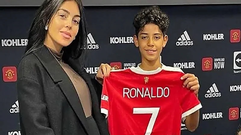 أول ظهور لنجل رونالدو في تدريبات البرتغال... فيديو