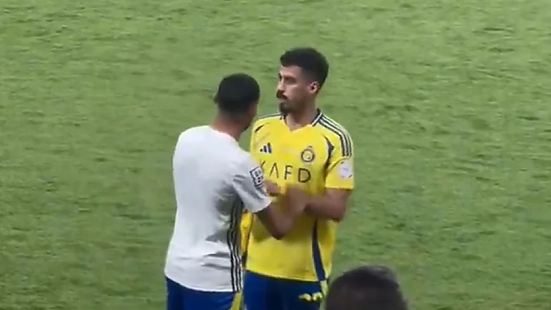 مشجع نصراوي يستفز لاجامي والأخير يرد .. فيديو