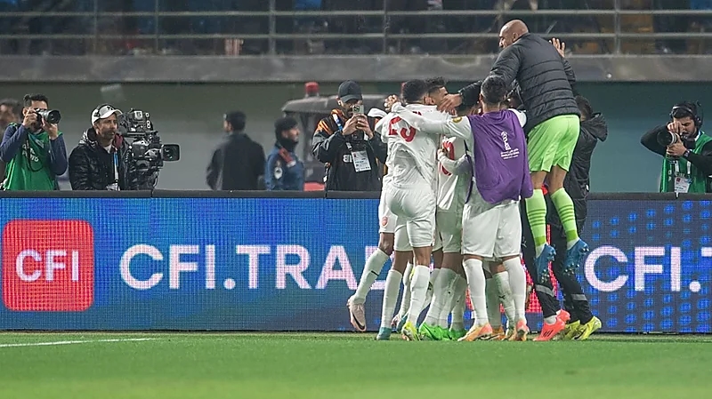 فرحة لاعبي البحرين بعد إطلاق صافرة النهاية .. فيديو