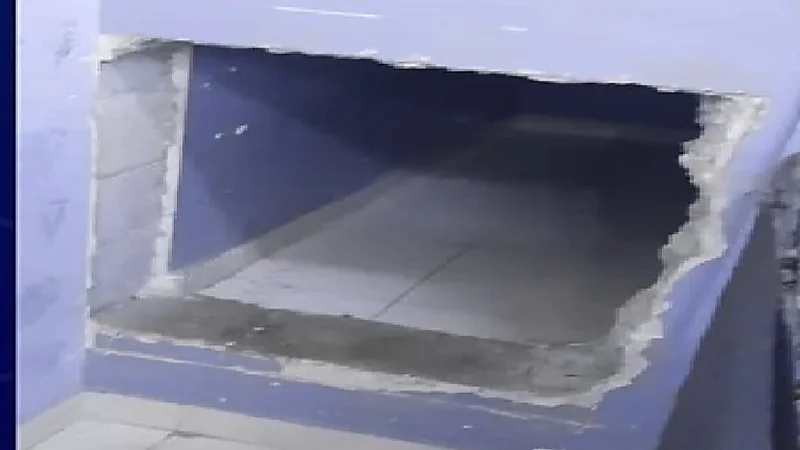 مراقبي أمانة الرياض يكشفوا الستار عن سرداب يقود لسكن عمالة مخالف