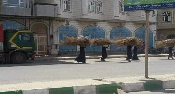 ماخلفه انتهاكات الحوثي.. اليمنيات يحملن الحطب  لعدم توفر الغاز