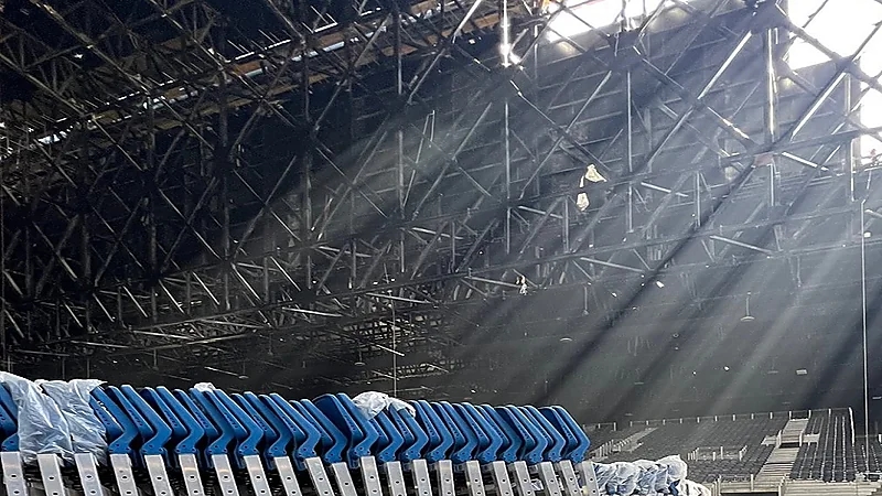 بدء تركيب الشاشات والإنارة التفاعلية بملعب Kingdom Arena .. صور