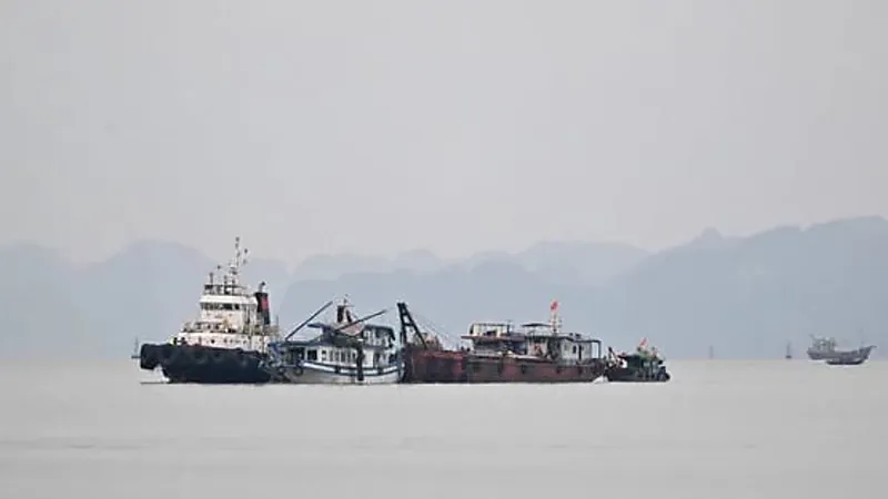 عاصفة رعدية تتسبب في انقلاب سفينة سياحية ومقتل 38 شخصًا في فيتنام