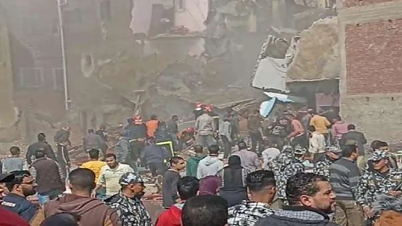 بالصور .. انهيار منزل على رؤوس ساكنيه في مصر