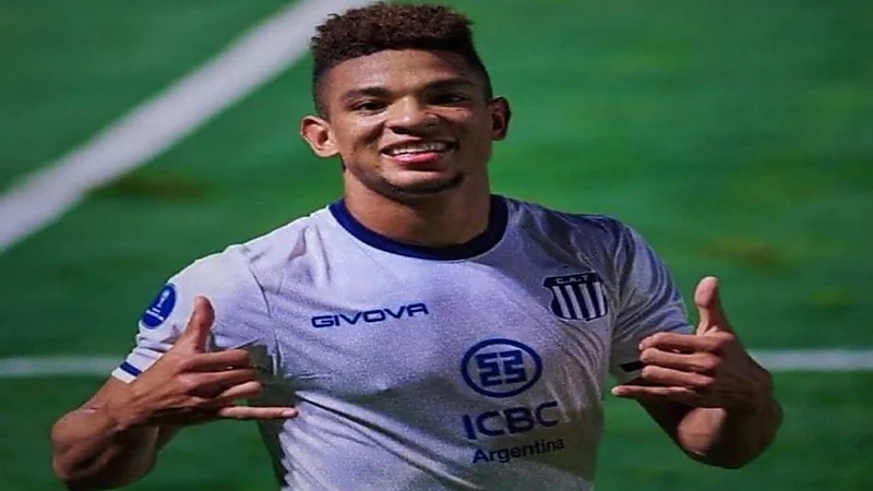 الأهلي يرغب في شراء عقد فالويس