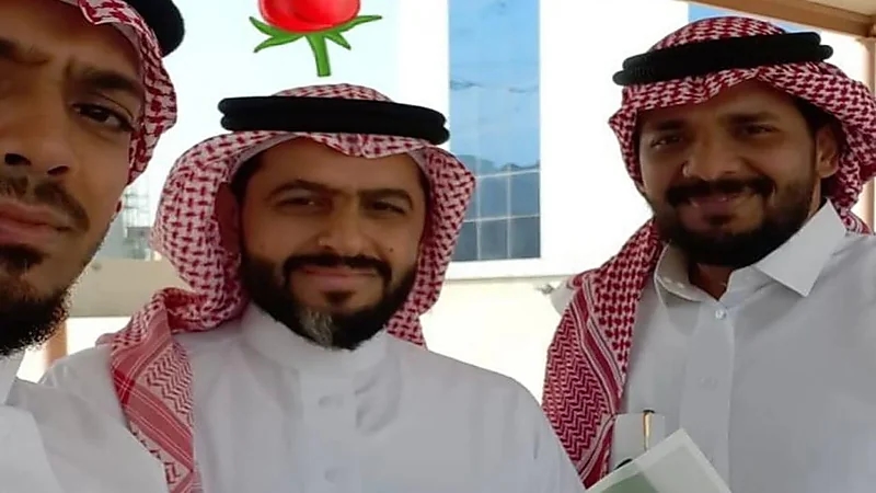 بالفيديو.. "معلم" يحضر تكريمًا له فيتفاجئ بوجود معلمين كانوا طلابه