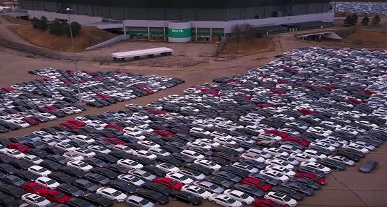 بالفيديو.. فولكس فاجن تشتري 300 ألف سيارة ديزل لتخزنها في " مقبرة "