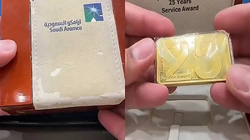 شخص يستعرض سبيكة ذهب مكافأة خدمة 25 سنة من أرامكو .. فيديو