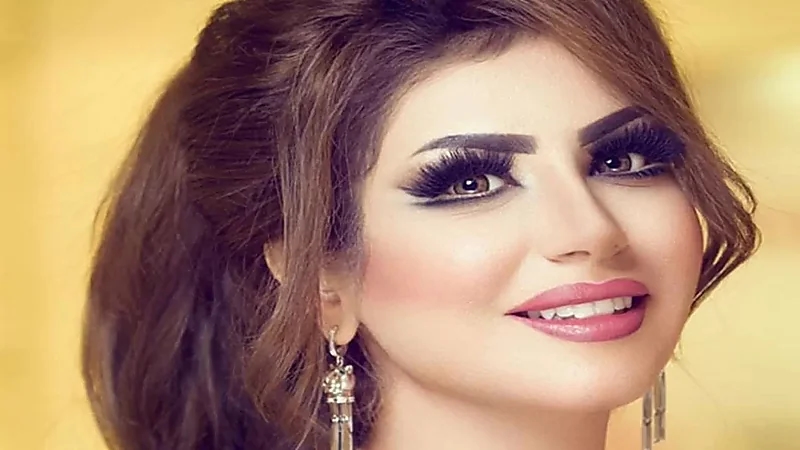 حليمة بولند تتعرض لموجة انتقادات بعد تغزل شاعر بها