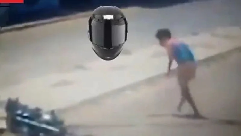 شاهد .. نجاة قائد دراجة نارية من موت محقق مرتين متتاليتين