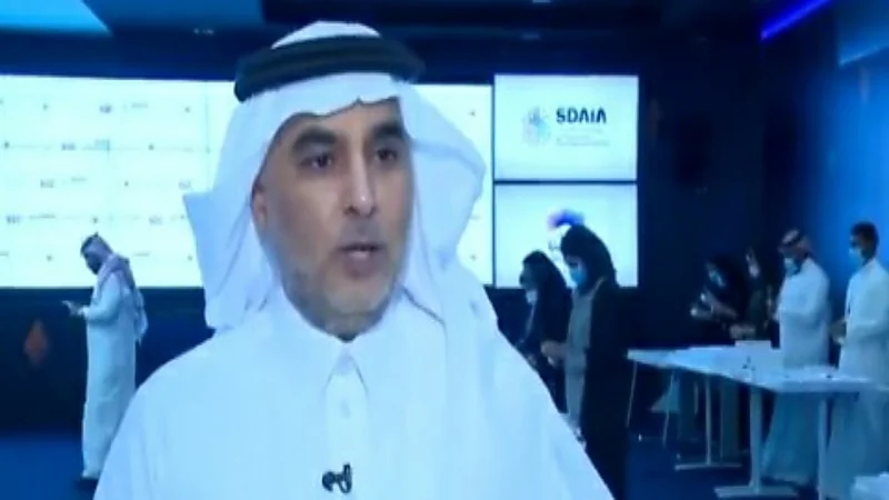 رئيس هيئة البيانات والذكاء الاصطناعي يكشف عن مميزات "السوار الذكي" للحاج "فيديو" 