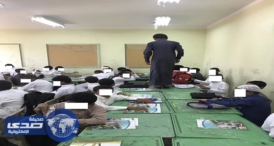 الطلاب يجلسون فوق الطاولات بسبب تكدس الفصول.. ومغردون: " التعليم للهاوية "