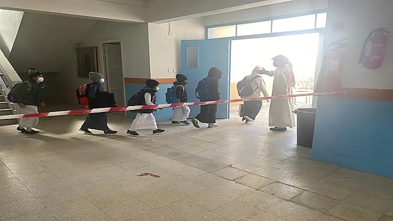 شاهد.. معلمو مدرسة في القصيم يستقبلون الطلاب "بالورود"