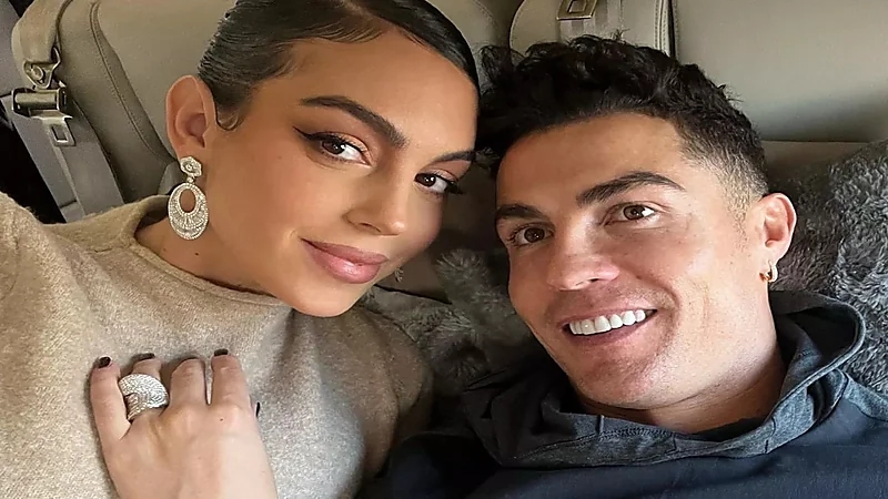 جورجينا ورونالدو في عشاء رومانسي وسط البحر .. صورة