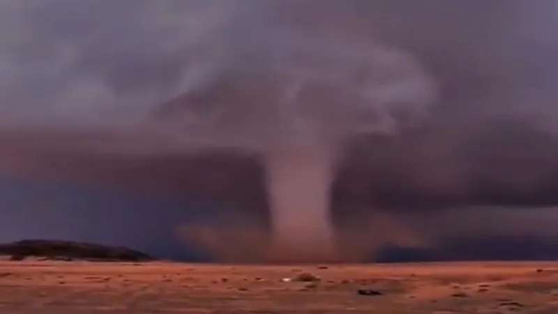 شاهد.. الأرصاد: الظاهرة الجوية النادرة في حائل يُطلق عليها "الإعصار القمعي"