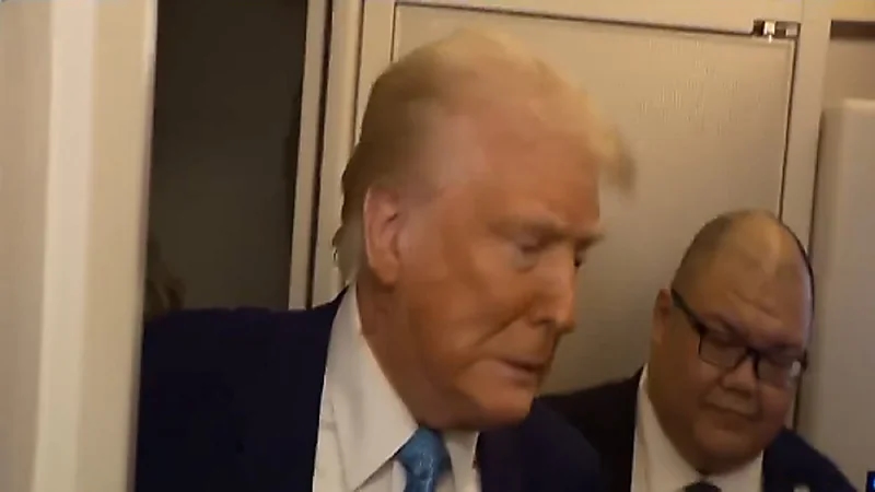 مطبات جوية تُفزع ترامب خلال تحدثه للصحافة على متن الطائرة الرئاسية.. فيديو