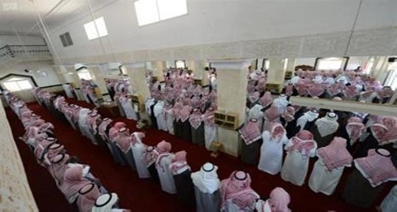 جموع المصلين بمحافظة بارق تؤدي صلاة الميت على شهيد الواجب " العمري "