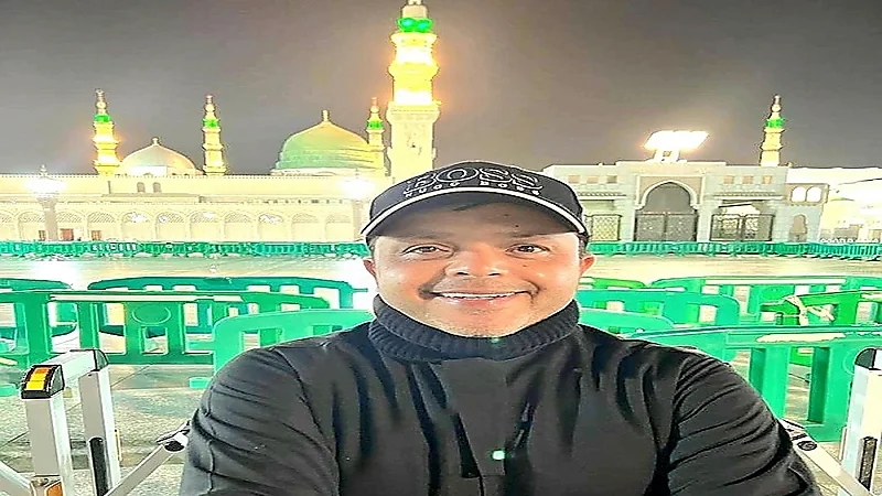 محمد هنيدي بالمسجد النبوي: كل القلوب إلى الحبيب تميل