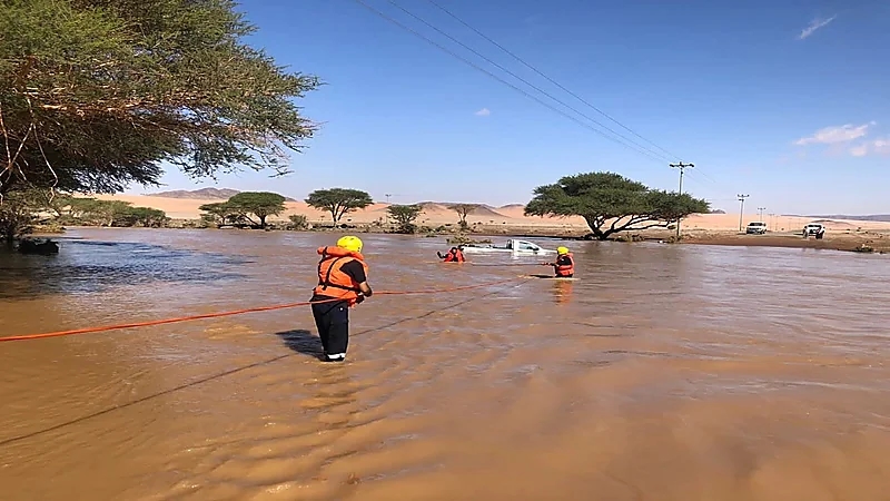إنقاذ شخص تم احتجازه داخل مركبة بالمدينة المنورة