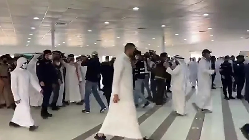 بالفيديو .. تشييع جثمان رجل المرور المقتول على يد الوافد قاتل أمه بالكويت