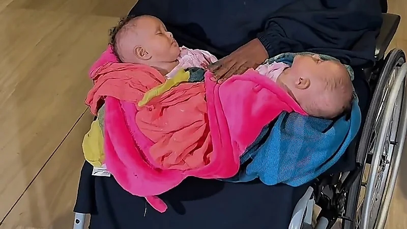 وصول التوأم السيامي الصومالي إلى الرياض لدراسة إمكانية فصلهما .. فيديو