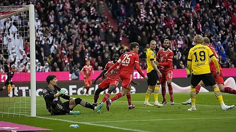 فيديو .. حارس بروسيا دورتموند يتسبب بهدف غريب في مرماه
