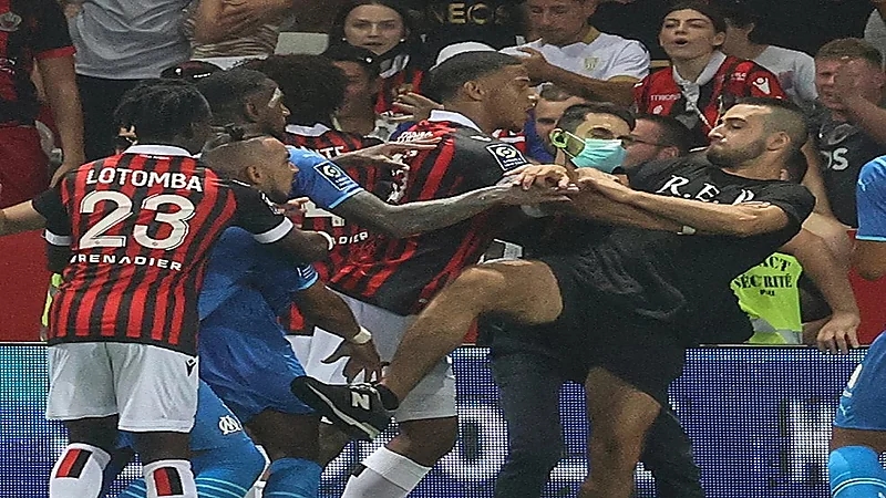 إيقاف مباراة في الدوري الفرنسي بعد اقتحام الجماهير أرض الملعب